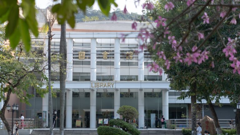 Cum să profiți la maximum de biblioteca universitară