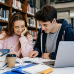 Ce poți lua din liceu ca să îți folosească la facultate? Diferențe și asemănări între viața de licean și cea de student