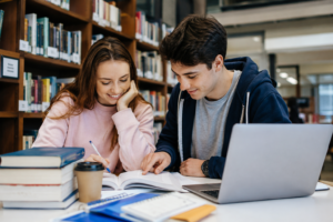 Ce poți lua din liceu ca să îți folosească la facultate? Diferențe și asemănări între viața de licean și cea de student