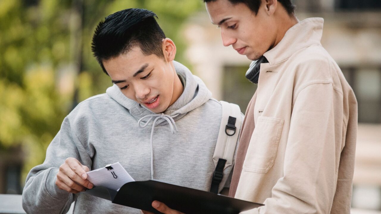 Cum îți gestionezi corect adeverințele și dosarul de student pe tot parcursul anului