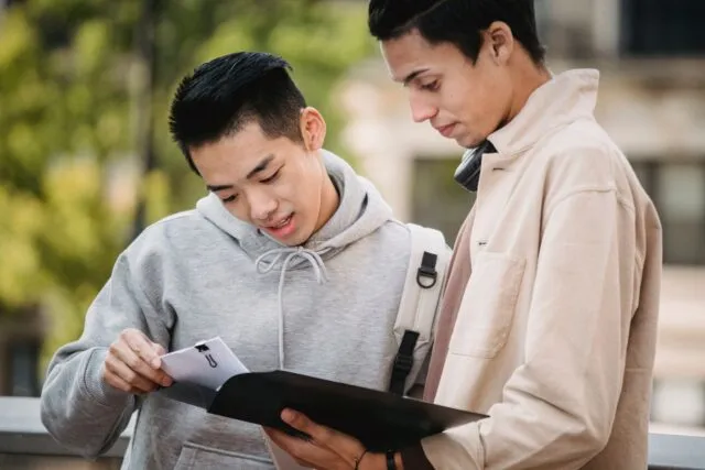 Cum îți gestionezi corect adeverințele și dosarul de student pe tot parcursul anului