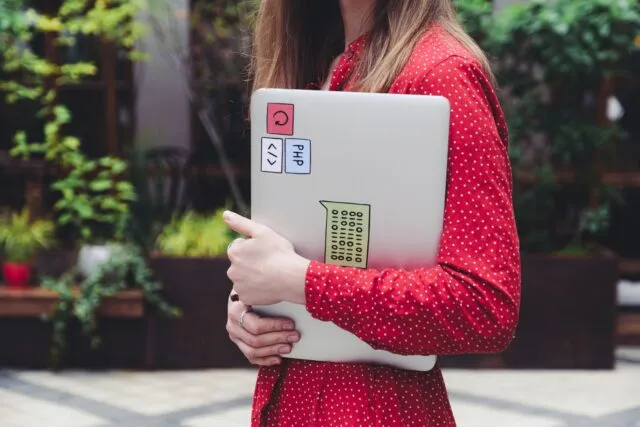 Cum te ajută inteligența artificială să înveți mai eficient limbaje de programare
