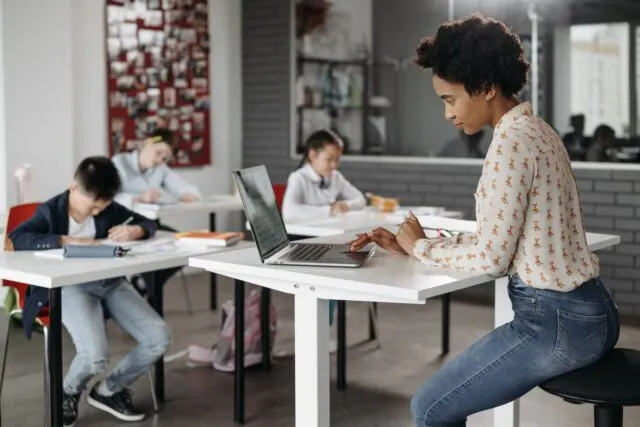 Ghid pentru alegerea unui laptop second-hand fiabil, cu buget de student