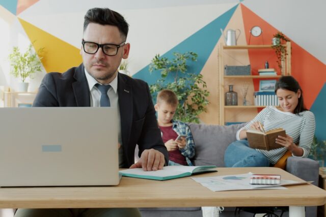 Photo parents working from home with young children