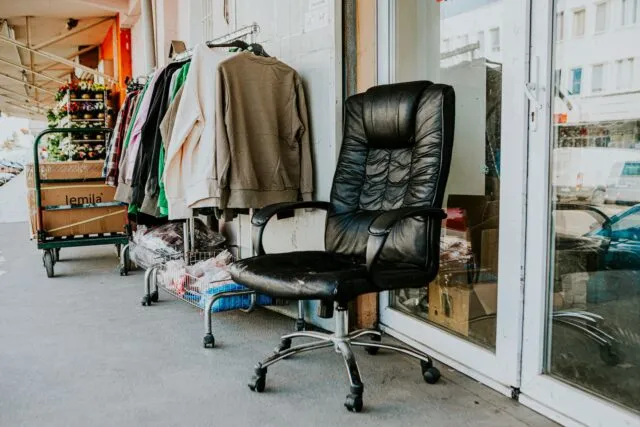 Mobilă second-hand pentru cameră de cămin: ce verifici înainte să cumperi
