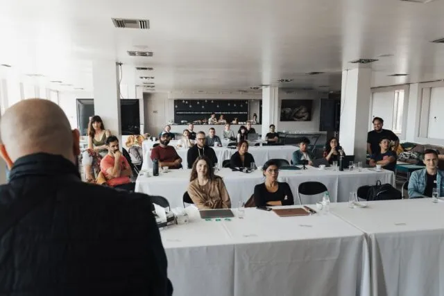 Participanți la un workshop de dezvoltare personală
