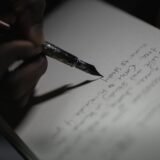 Grup de studenți din mai multe țări la un curs în aer liber, pe peluza unui campus universitar vara